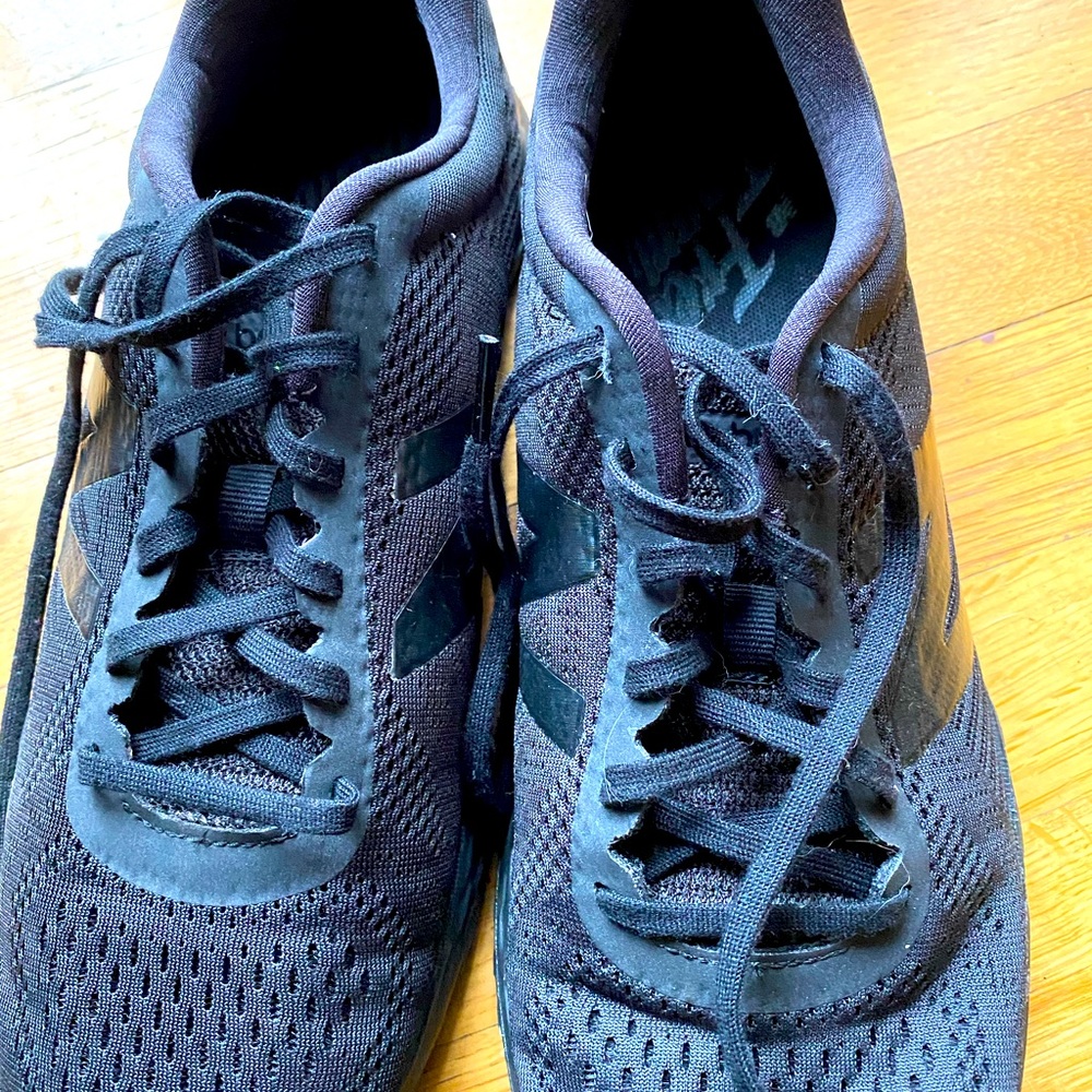Black New Balance tennis shoes. Size 10